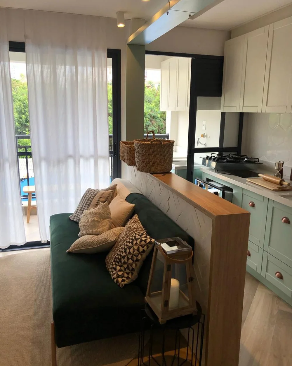 Sala de estar integrada à cozinha depois da reforma