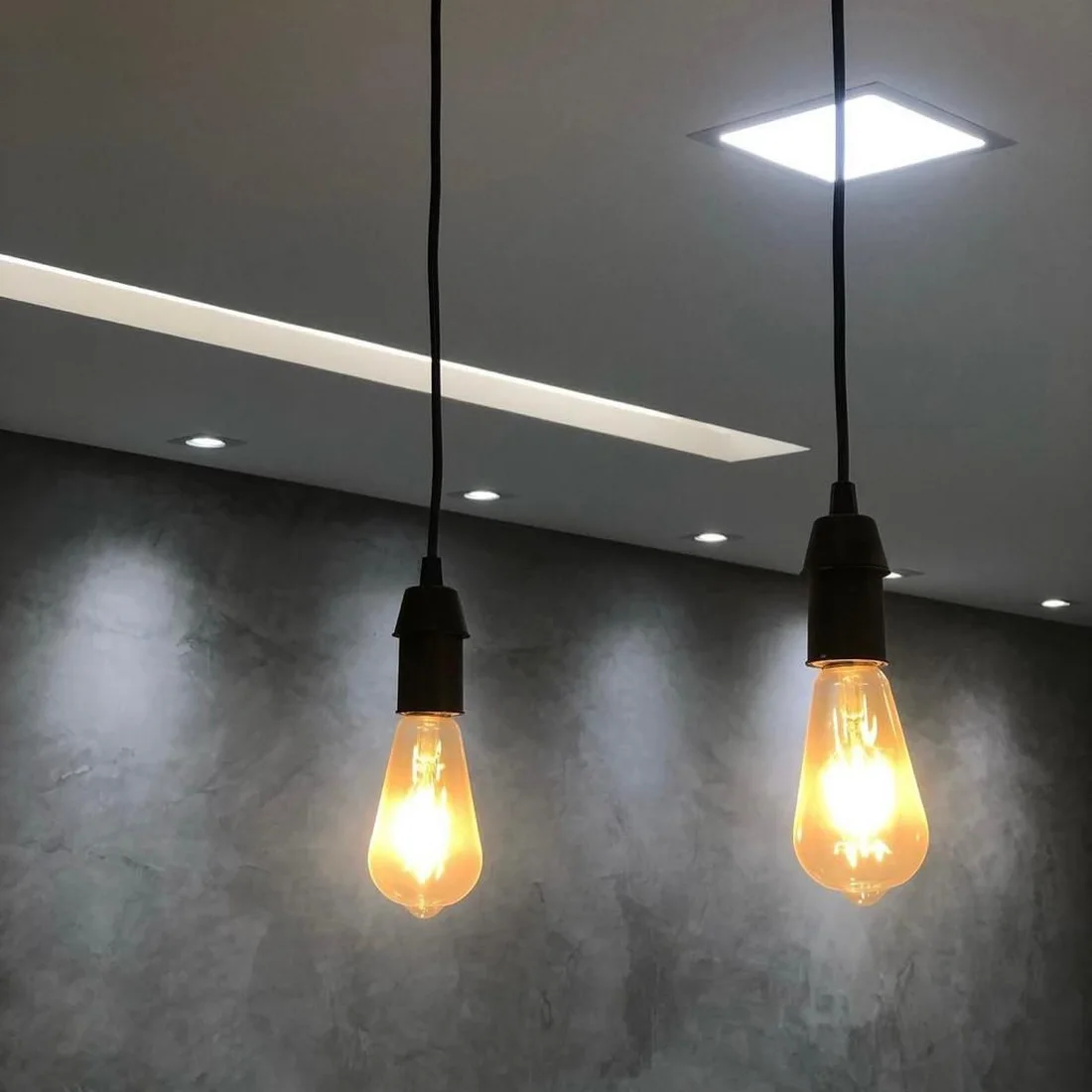 Ilumina&ccedil;&atilde;o pendente instalada depois da reforma el&eacute;trica